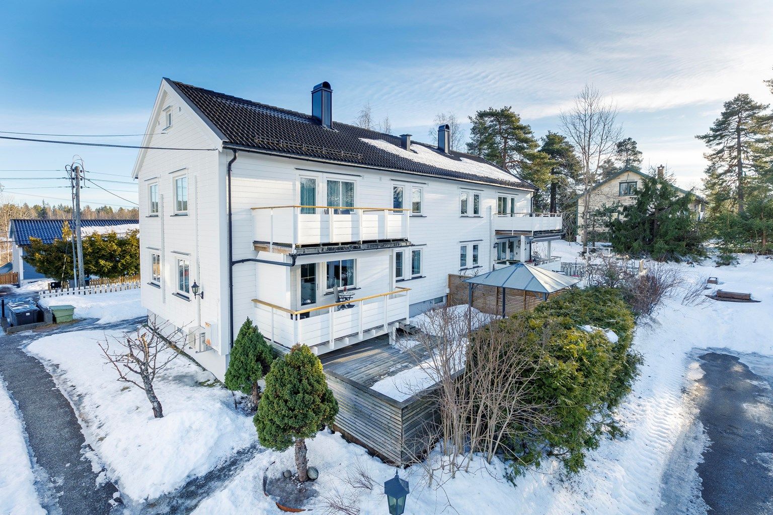 Velkommen til en pen 3-roms leilighet med bad fra 2023, stor vestvendt terrasse på 45 kvm + balkong. Fast parkeringsplass og mye lagring.