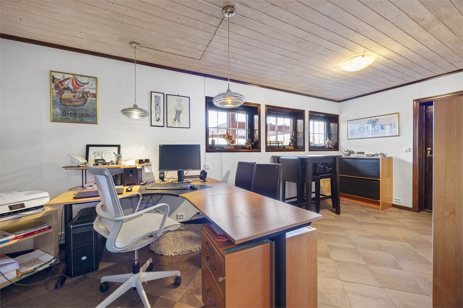 Etasjen har flislagt gulv og panel i himling.