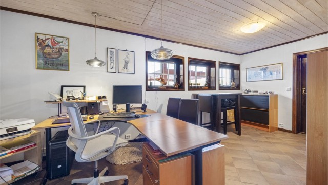 Etasjen har flislagt gulv og panel i himling.