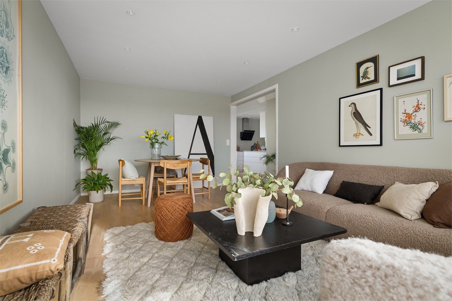Stuen har en naturlig inndeling til sofagruppe og spisebord