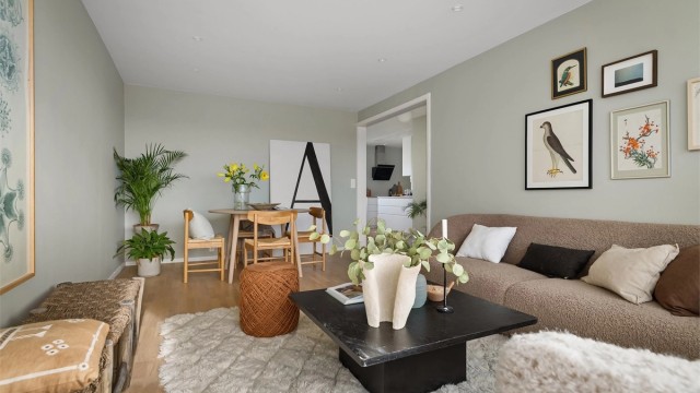 Stuen har en naturlig inndeling til sofagruppe og spisebord