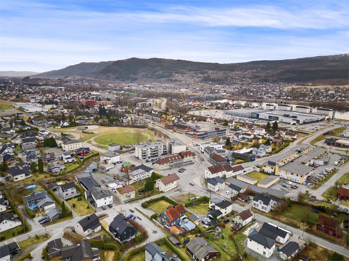 Det er ca. 10 min gangavstand til Alti Buskerud (tidligere Buskerud storsenter) med over 60 butikker og flere spisesteder. Ca 4 min å gå til Meny og Krokstadsenteret. 