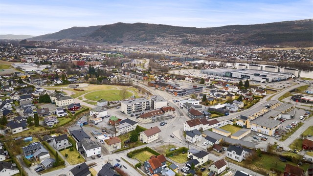 Det er ca. 10 min gangavstand til Alti Buskerud (tidligere Buskerud storsenter) med over 60 butikker og flere spisesteder. Ca 4 min å gå til Meny og Krokstadsenteret.