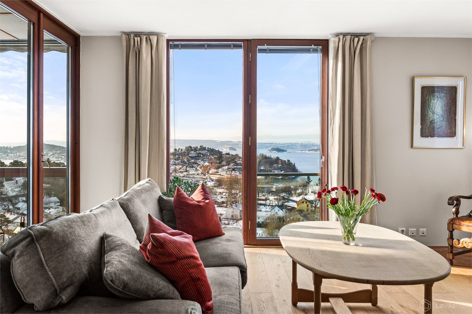 De store vindusflatene gir rikelig med naturlig lys og en følelse av åpenhet.