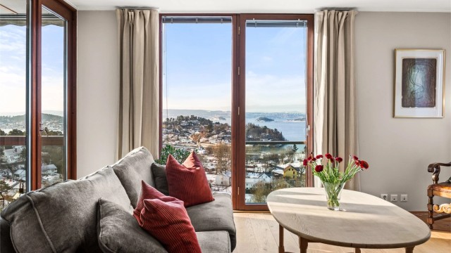 De store vindusflatene gir rikelig med naturlig lys og en følelse av åpenhet.