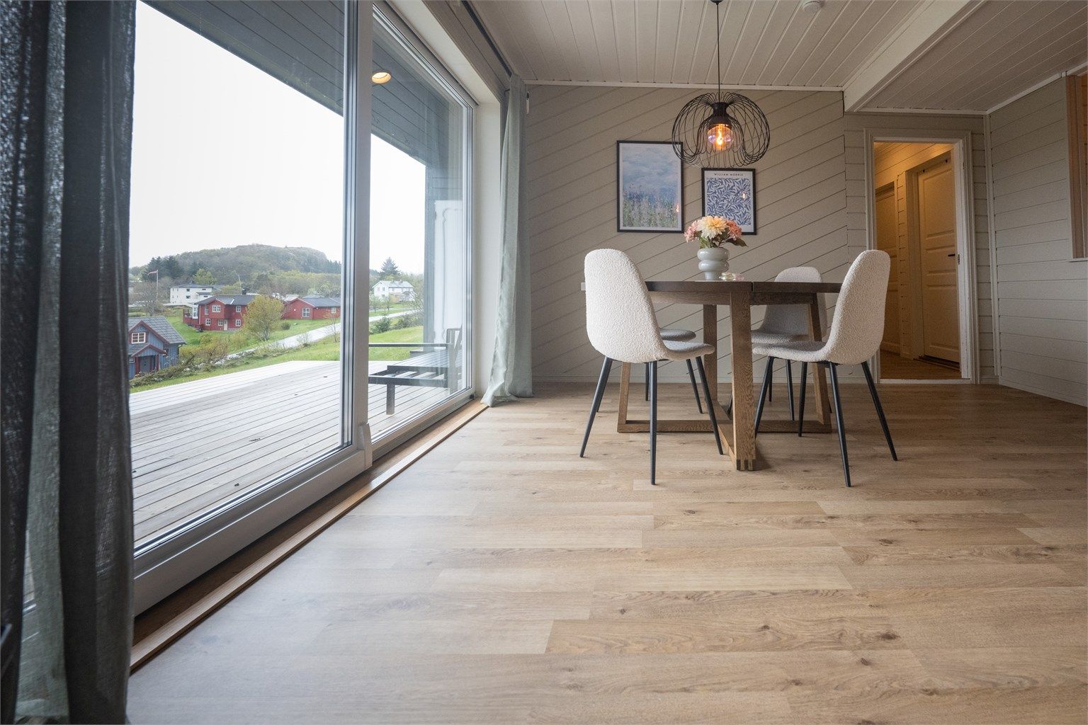Boligen er gjennomgående lys og luftig med utstrakte vindusflater som sikrer rikelig med naturlig dagslys.