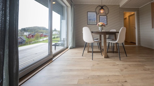 Boligen er gjennomgående lys og luftig med utstrakte vindusflater som sikrer rikelig med naturlig dagslys.