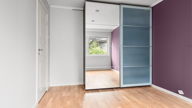 Garderobeskap med skyvedørsfronter på hovedsoverom