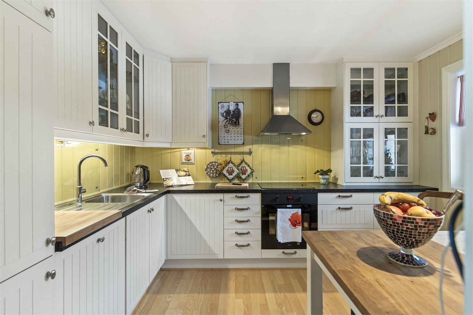 Pent hvitprofilert Ikea kjøkken fra 2008