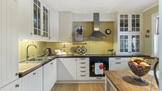 Pent hvitprofilert Ikea kjøkken fra 2008