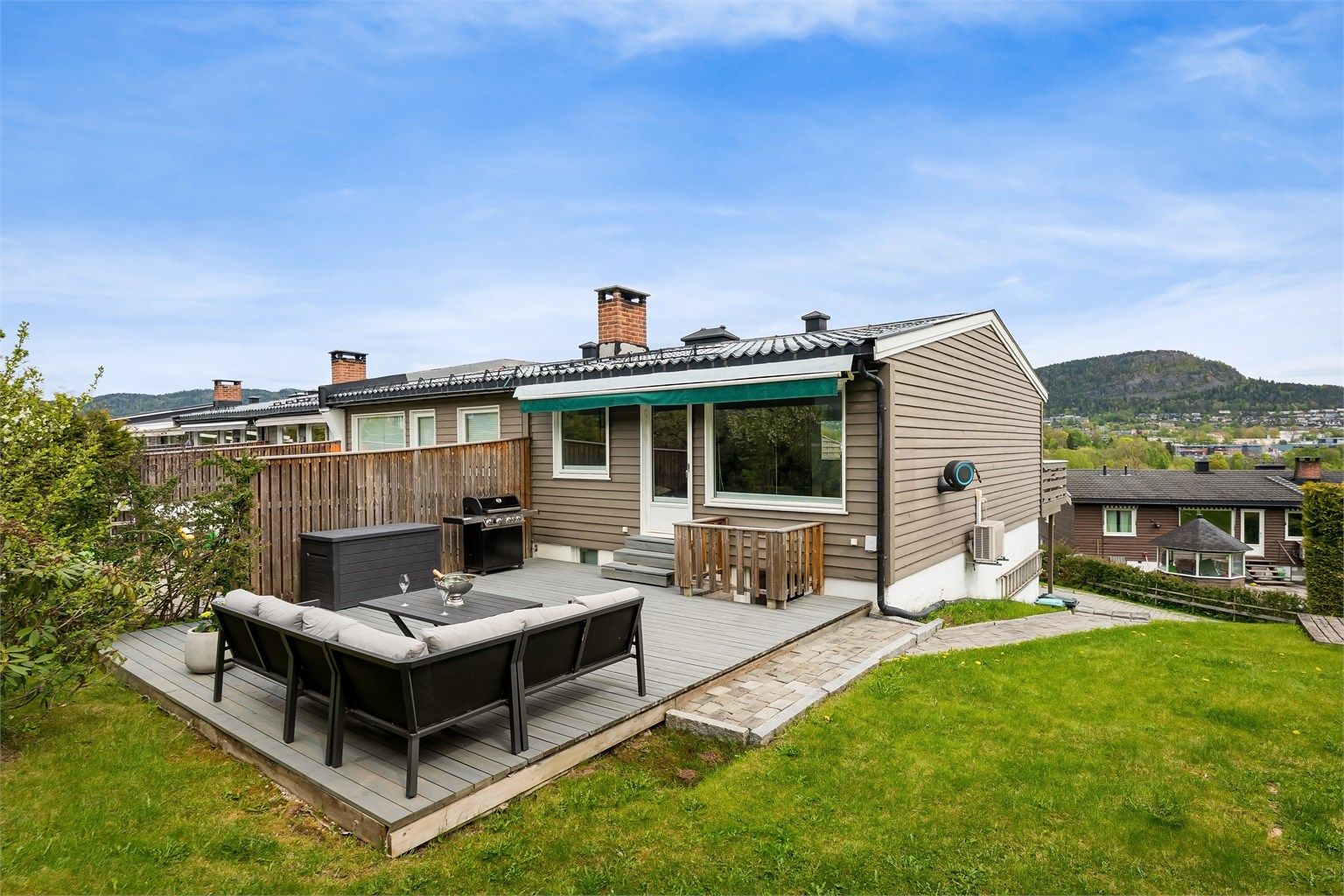 Lekkert, innholdsrikt enderekkehus med gode kvaliteter og barnevennlig beliggenhet. Foto: Zovenfra AS