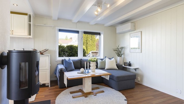Plass til sofa, og tilhørende møblement.