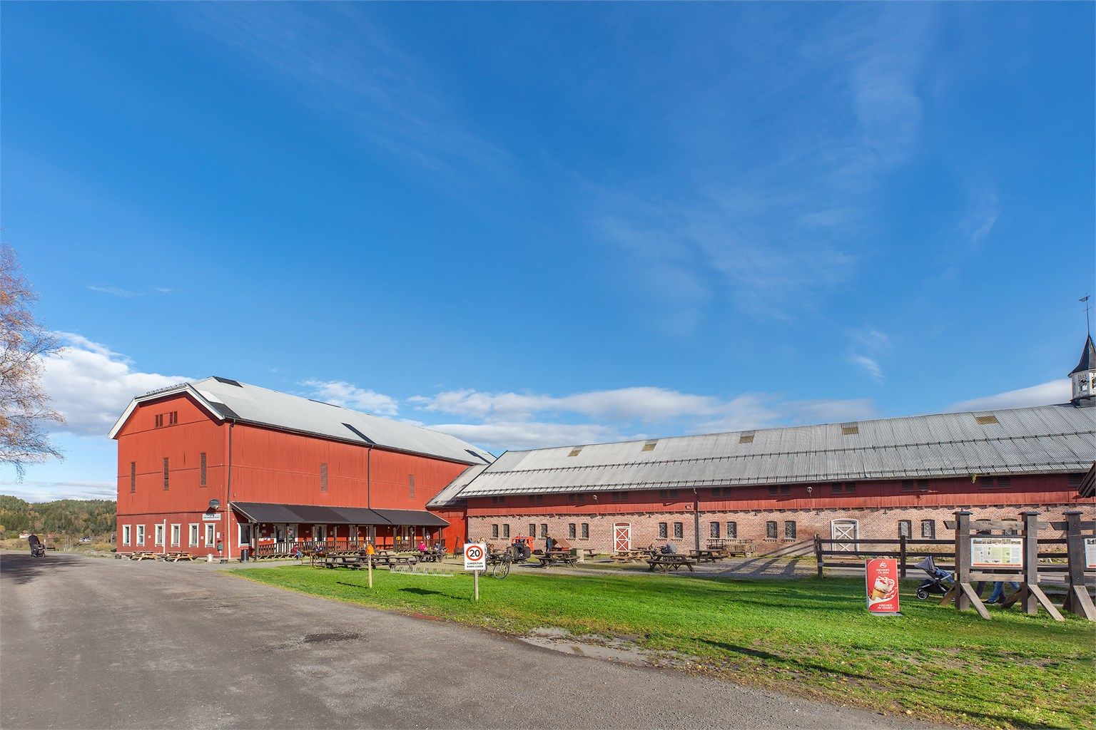 Losby besøksgård er et populært utfluktsmål i Lørenskog, og et sted der barn og voksne kan møte husdyr, kose seg i gårdskaféen og nyte naturen i Losbymarka.