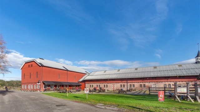 Losby besøksgård er et populært utfluktsmål i Lørenskog, og et sted der barn og voksne kan møte husdyr, kose seg i gårdskaféen og nyte naturen i Losbymarka.