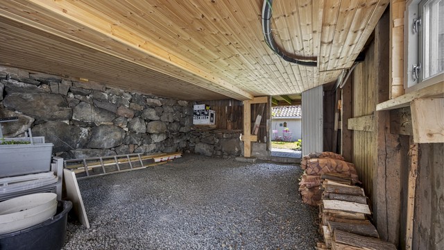 Uthuset har en uinnredet førsteetasje som gir god plass til lagring.