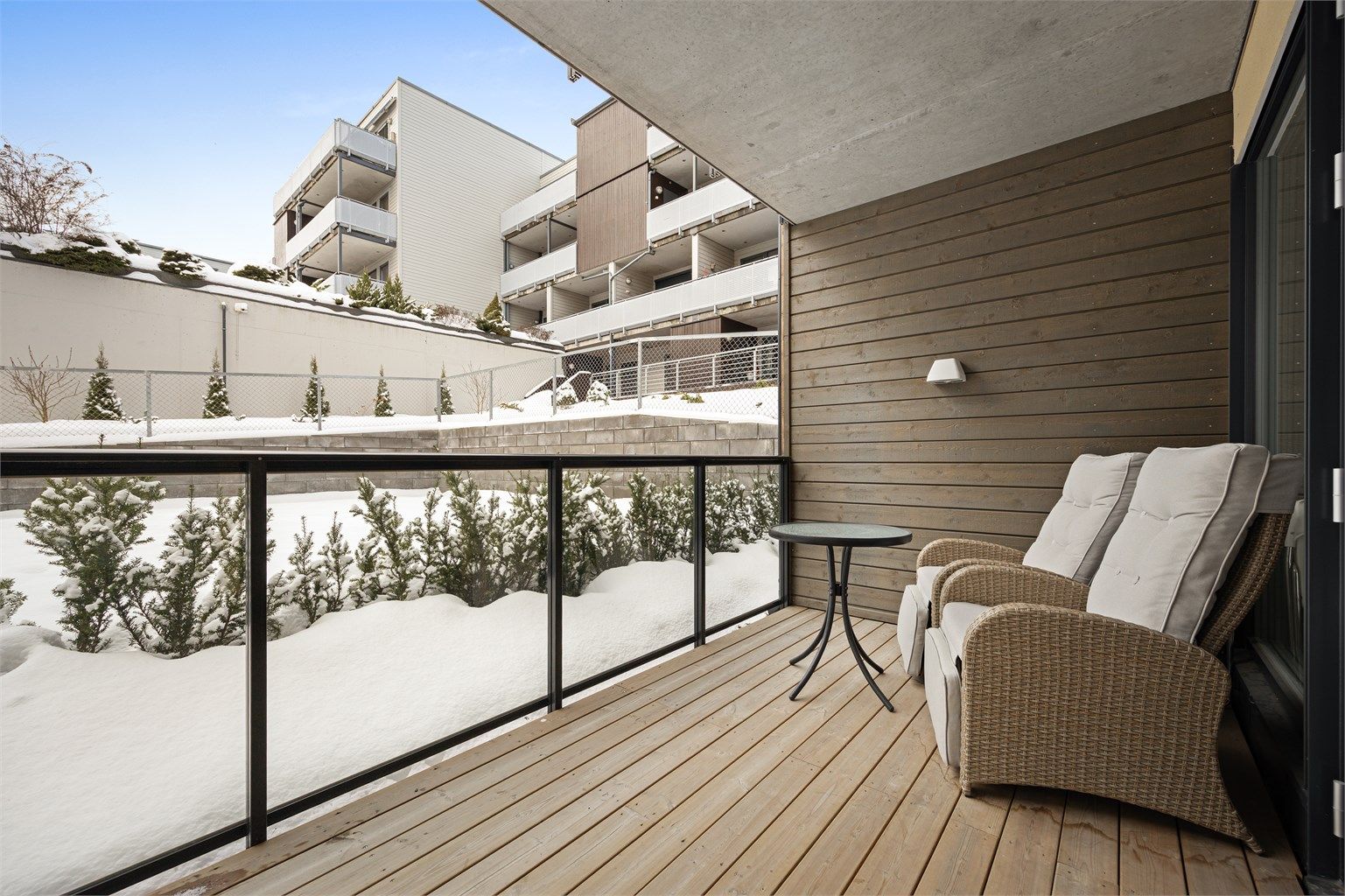 Overbygget sydvestvendt terrasse på ca. 10 kvm.