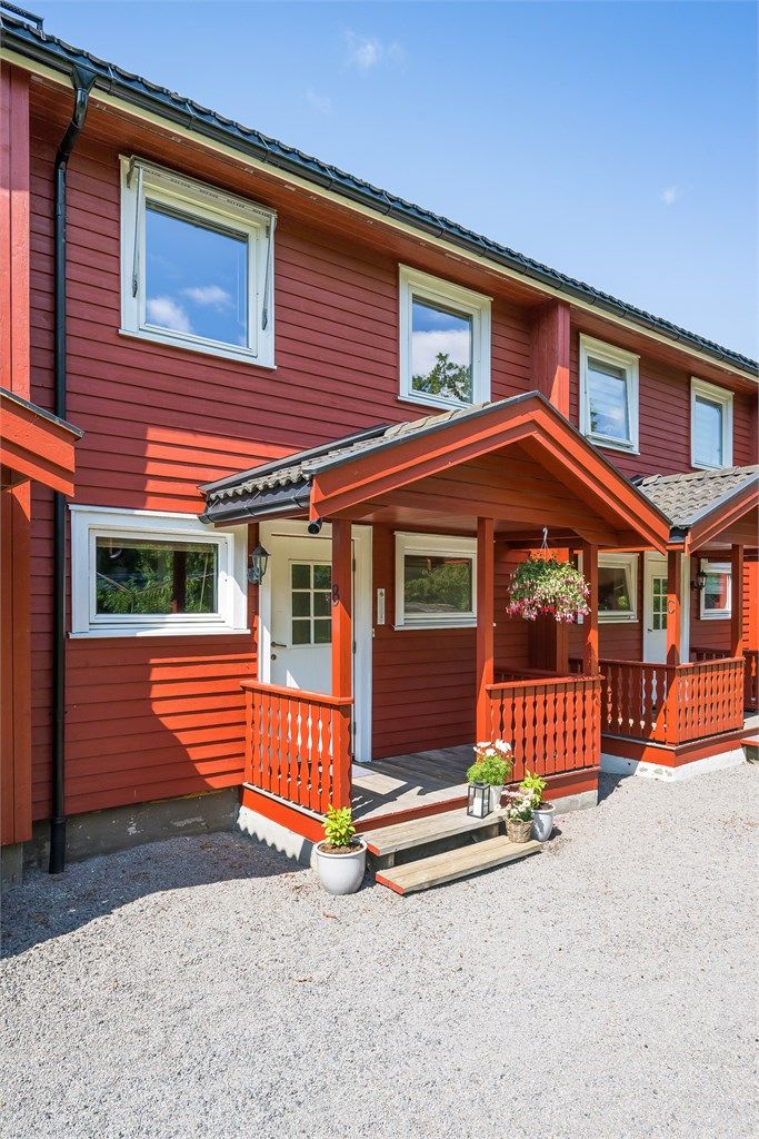 Leiligheten har et hyggelig, overbygget inngangsparti og to solfylte uteplasser mot vest.