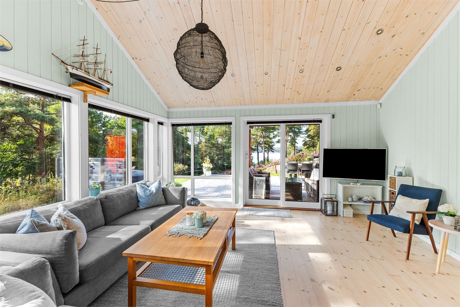 Fra stuen er det direkte adkomst ut til hagen