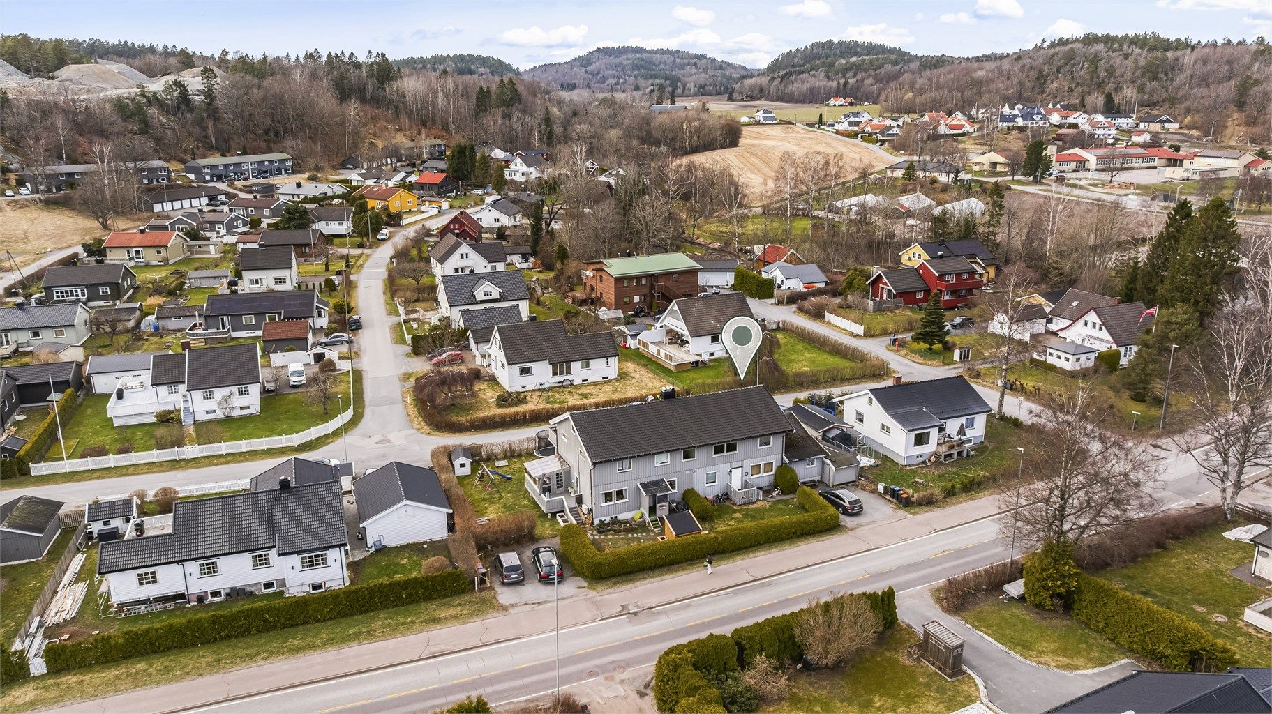 Bare 200 meter unna finner du Unneberg barneskole, og Breidablikk ungdomsskole er kun en kort sykkeltur unna, 3 km unna. 