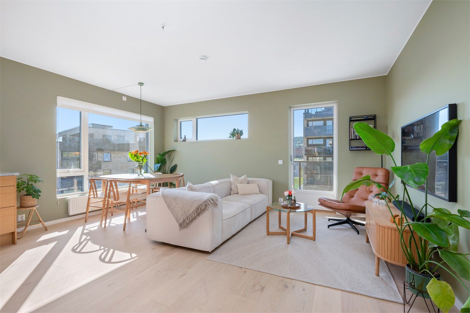 Velkommen til Bonesvegen 2 - og denne moderne 3-romsleiligheten beliggende i et sentralt og rolig boligområde på Brundalen i Strindalia! 