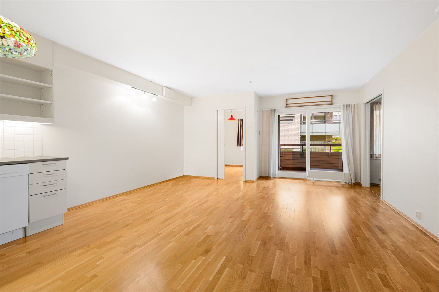 Store vindusflater slipper inn rikelig med lys og skaper en lys og luftig atmosfære i stuen. 