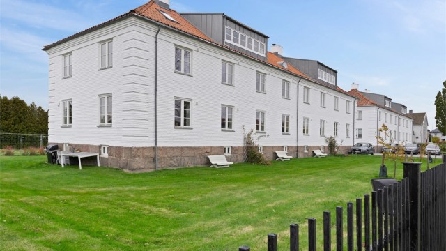 Leiligheten ligger lengst vest i sameiet. I den store hagen utenfor kan du glede deg over sol fra morgen til kveld.