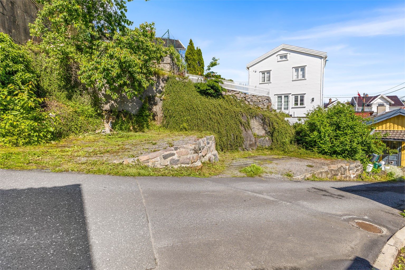 Eiendommen har opparbeidet tomt og to biloppstillingsplasser på tomten som medfølger på andre siden av veien.