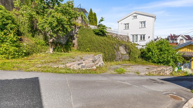 Eiendommen har opparbeidet tomt og to biloppstillingsplasser på tomten som medfølger på andre siden av veien.