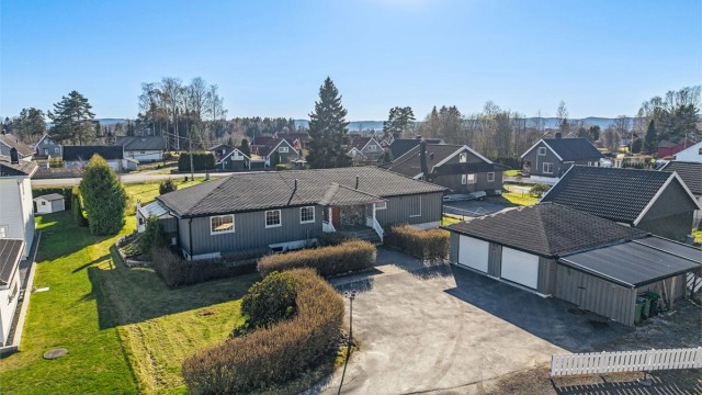 Velkommen til Hølandsveien 164! En innholdsrik enebolig med en praktisk planløsning.