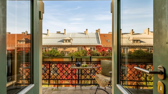 På balkongen er det sol fra tidlig morgen og til ca. kl. 1430 somemrstid.