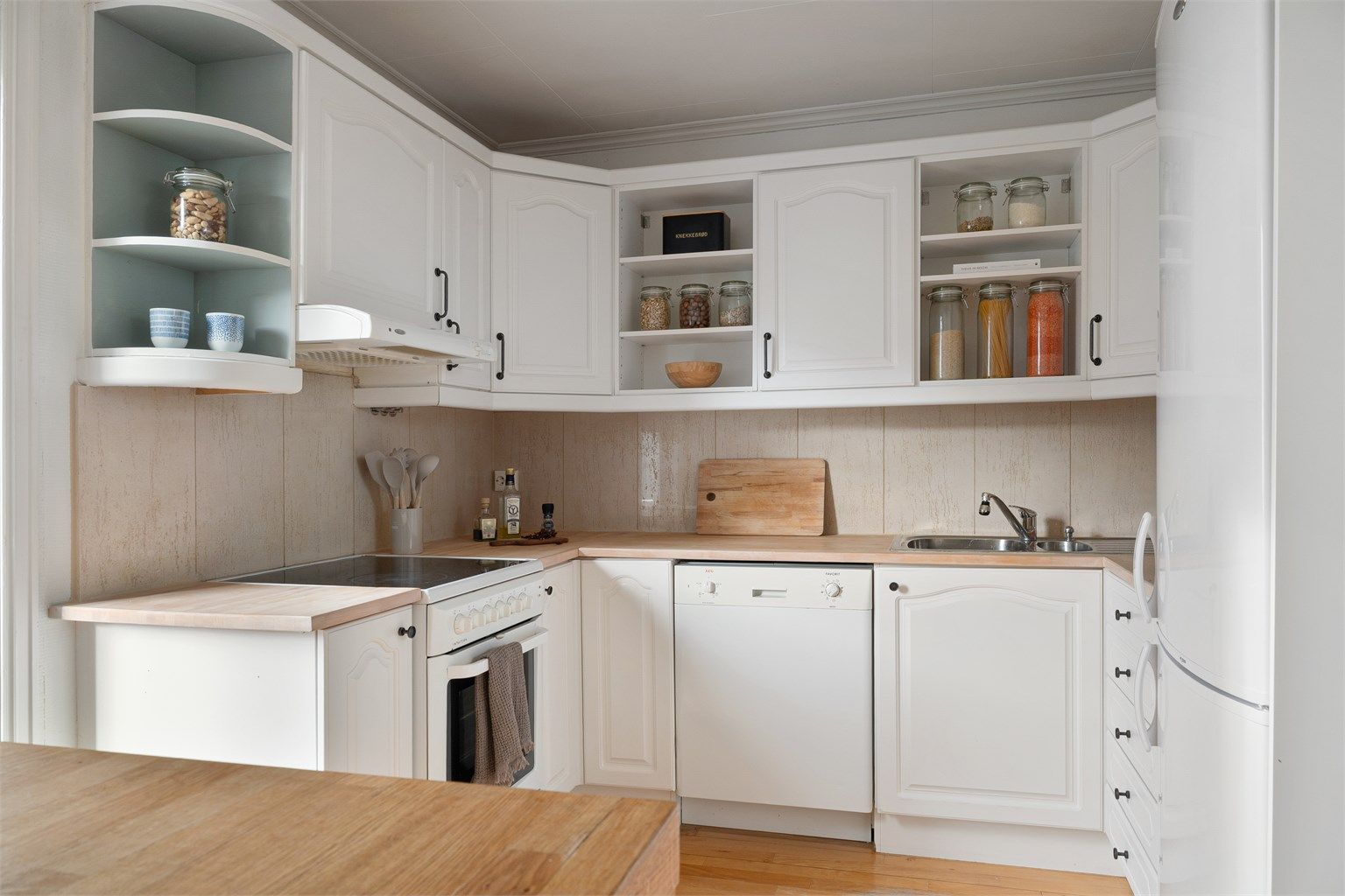 Lys kjøkkeninnredning. Hvitevarer er inkludert i handelen. 