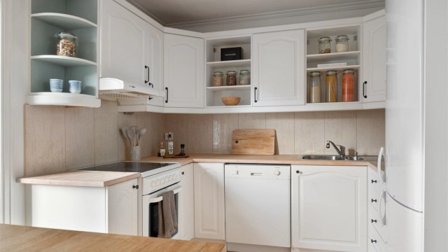 Lys kjøkkeninnredning. Hvitevarer er inkludert i handelen.