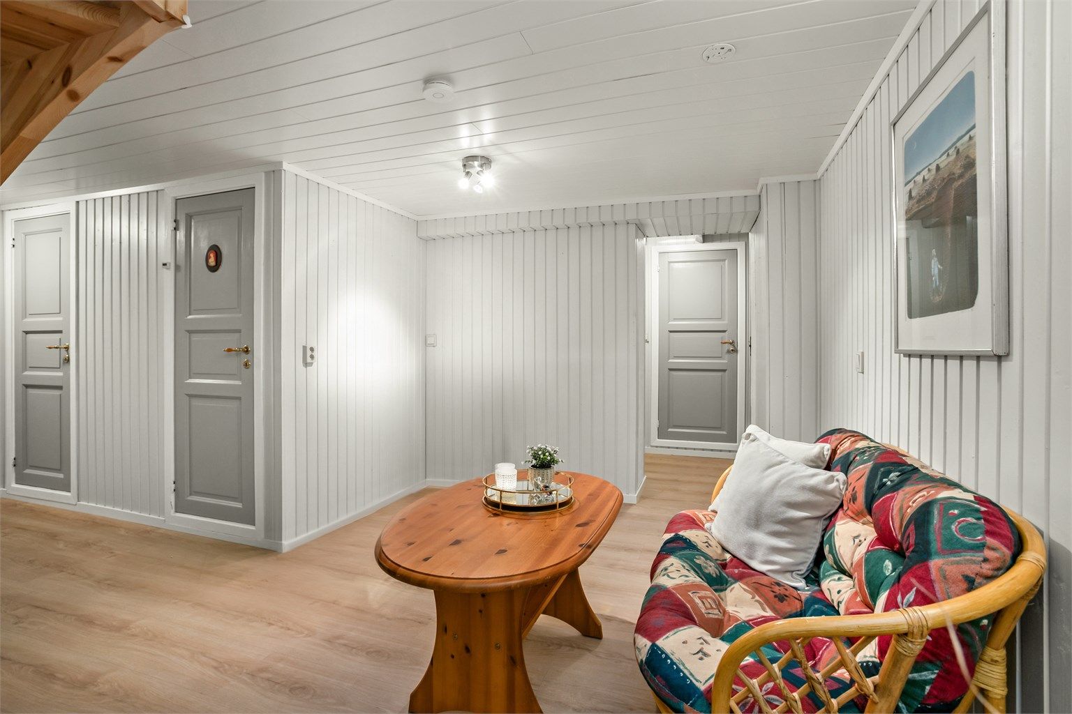 Gang i kjelleren med tilgang til to boder for ekstra lagringsplass.