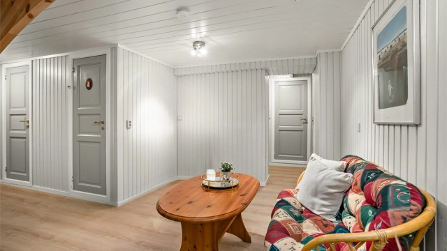 Gang i kjelleren med tilgang til to boder for ekstra lagringsplass.