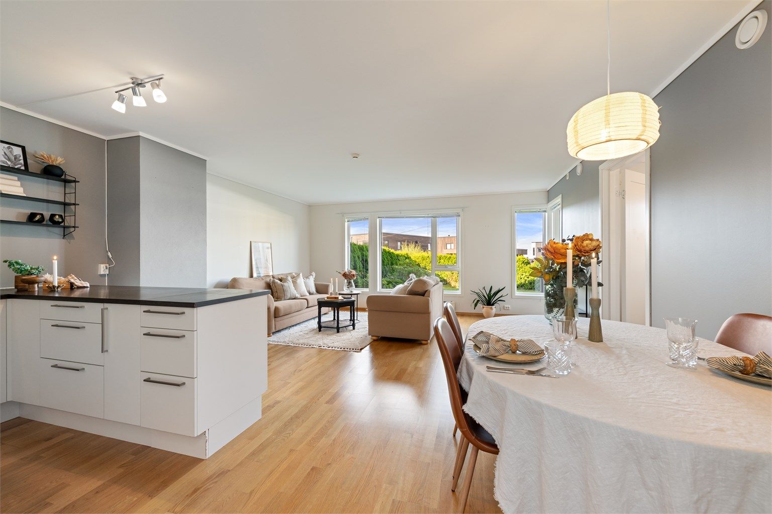 Stue og kjøkken i åpen løsning med god plass til spisebord i tilknytning til kjøkkenet 