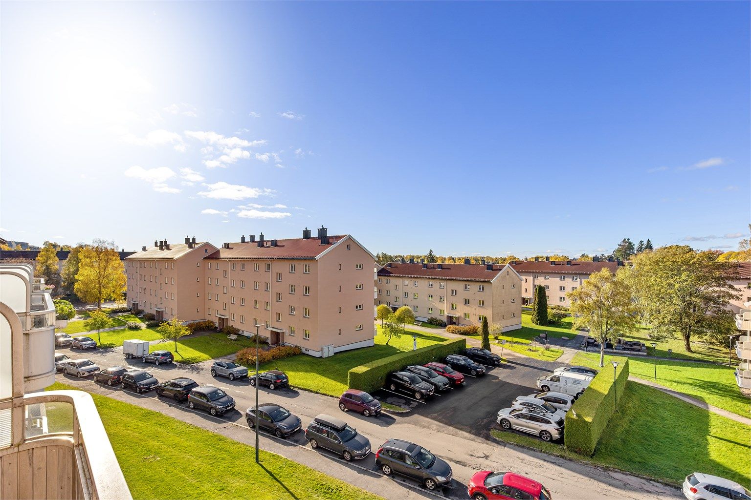 Romslige fellesområder og god avstand mellom blokkene på Myrer.