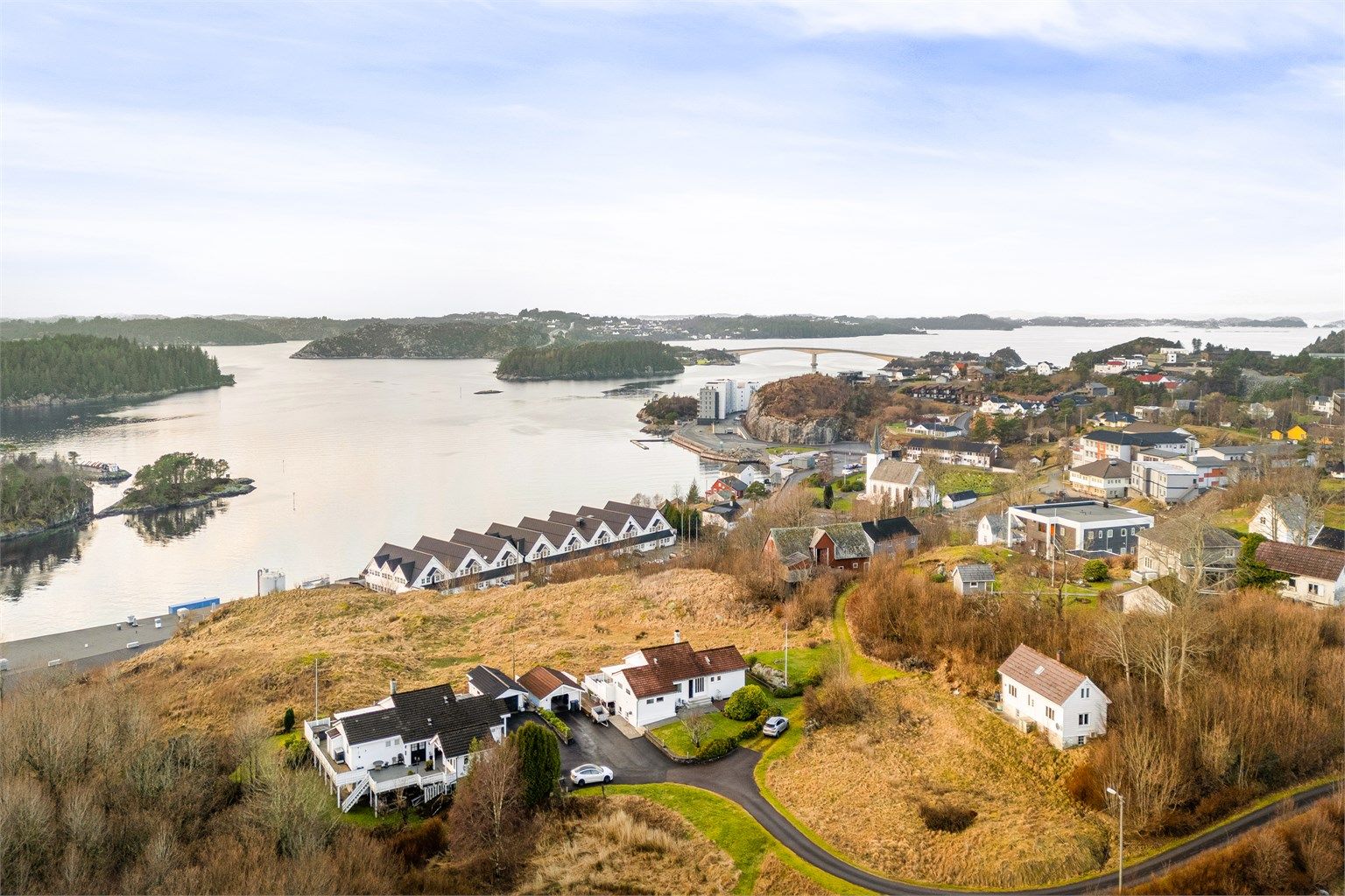 Boligen ligger utmerket til sentralt på Storebø med gangavstand til absolutt alt.