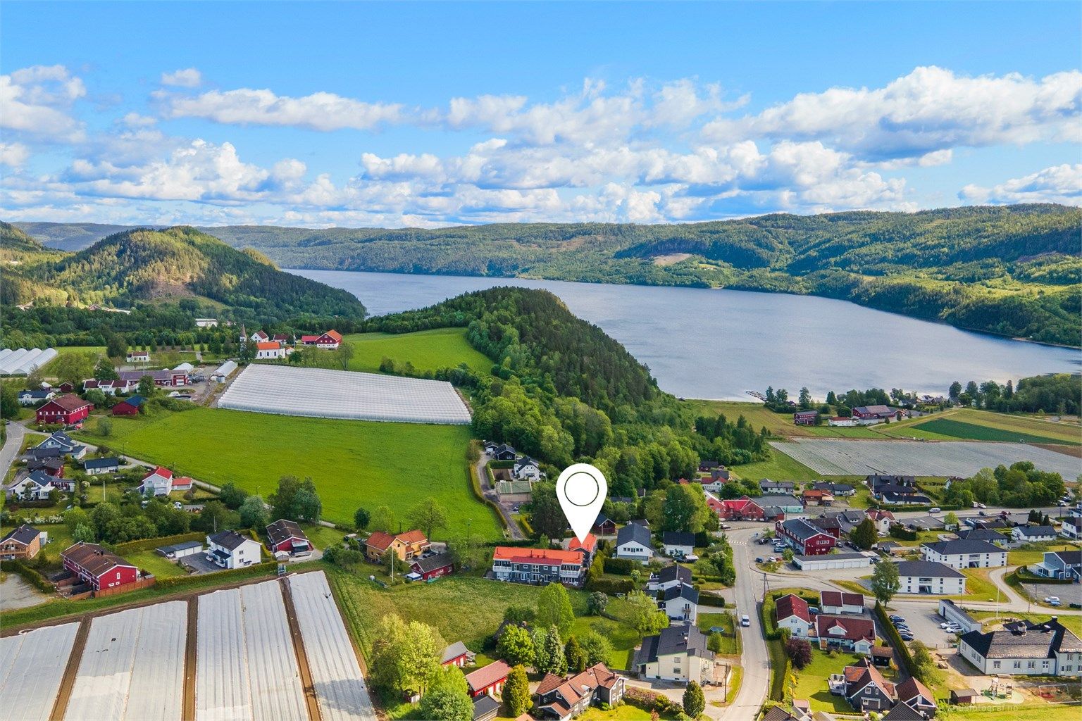 Eiendommen har en fin og sentral beliggenhet i Sylling