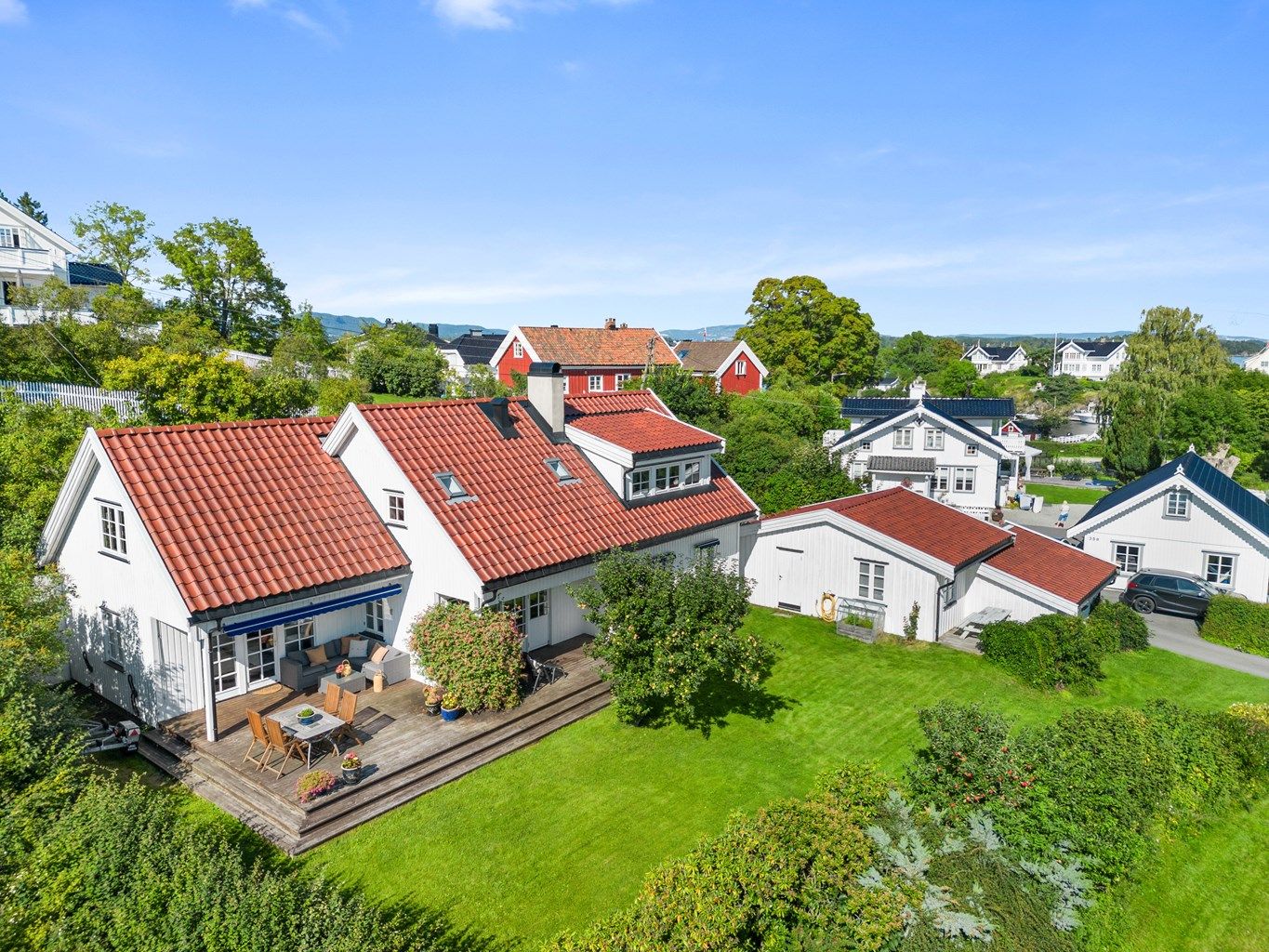 Innholdsrik enebolig, nær sjøen. Gode solforhold. Båtplass. Dobbelgarasje og anneks! Delvis nymalt innvendig i 2024