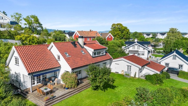 Innholdsrik enebolig, nær sjøen. Gode solforhold. Båtplass. Dobbelgarasje og anneks! Delvis nymalt innvendig i 2024