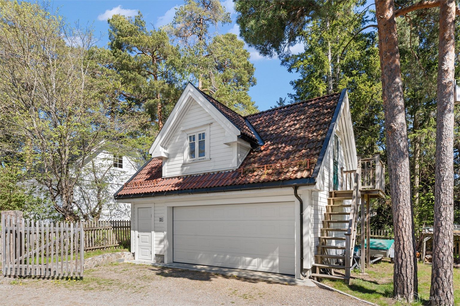 Frittstående dobbelgarasje med bod og bad, samt stor loftsetasje, oppført i 2015/2016