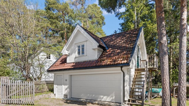 Frittstående dobbelgarasje med bod og bad, samt stor loftsetasje, oppført i 2015/2016