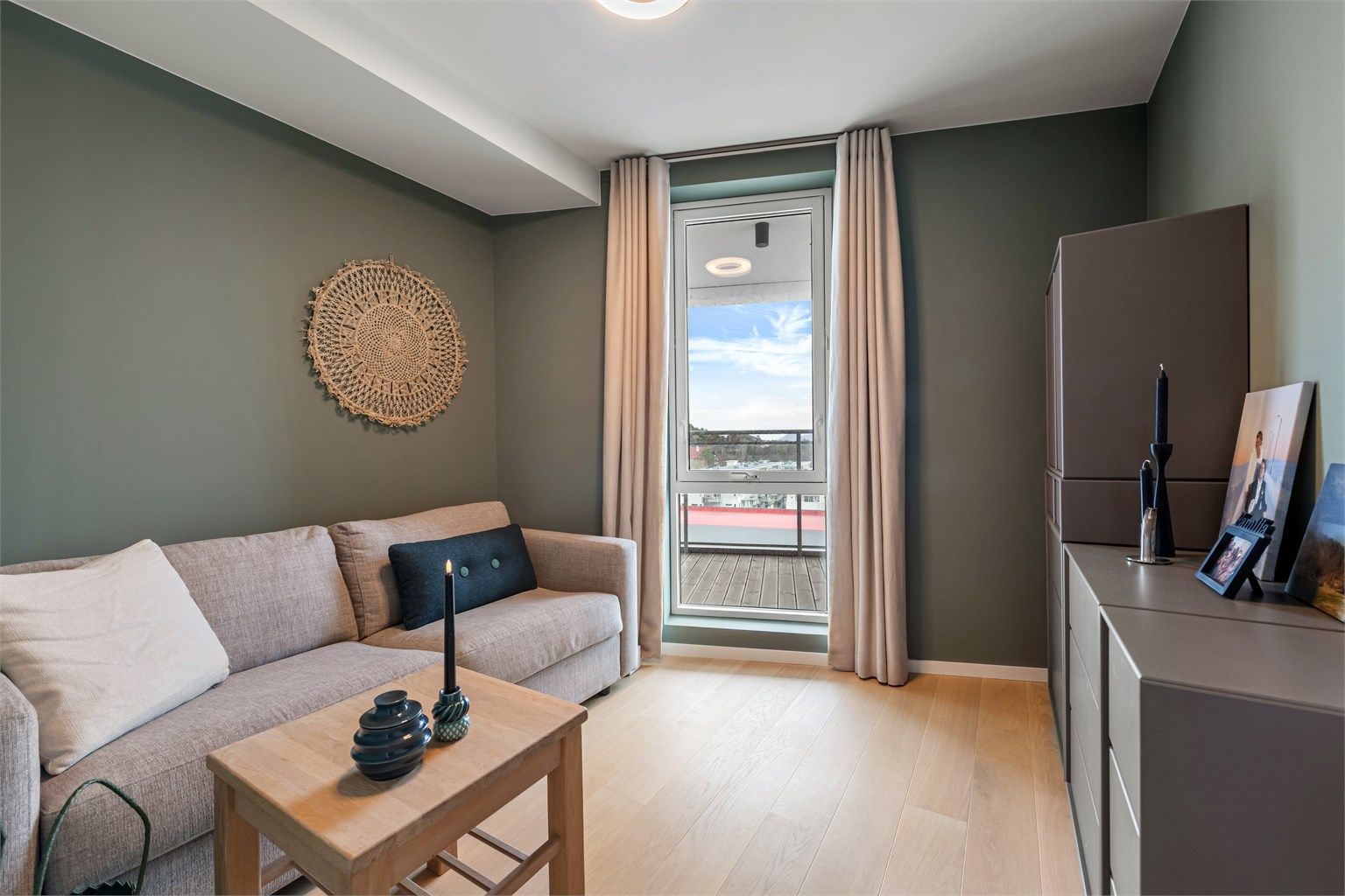 Soverom nr. 2 benyttes som stue i dag og har østvendt orientering