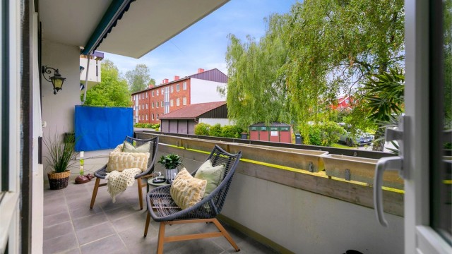 Velkommen til Skogstuveien 16A, og en lys og hyggelig hjørneleilighet med sentral og sjønær beliggenhet. Foto: Zovenfra