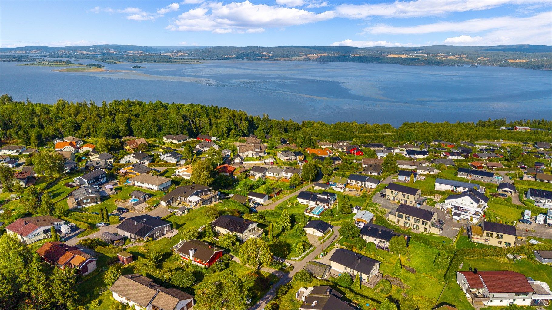 Kort vei til Øyeren med gode muligheter for båtliv, bading og fiske.