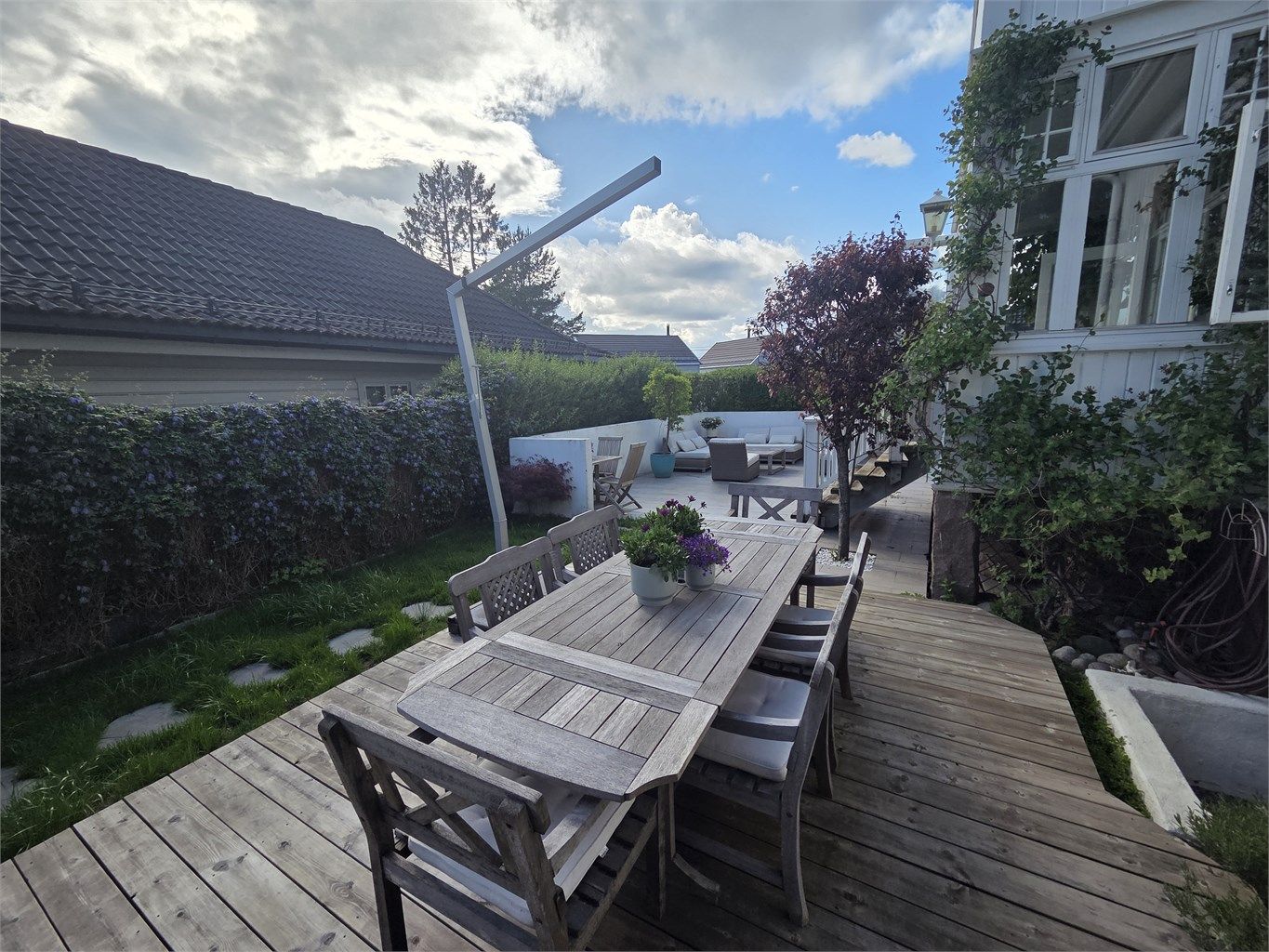 Boligen har flere fine uteplasser og soner, emd god plass til både spisebord og sittegrupper
