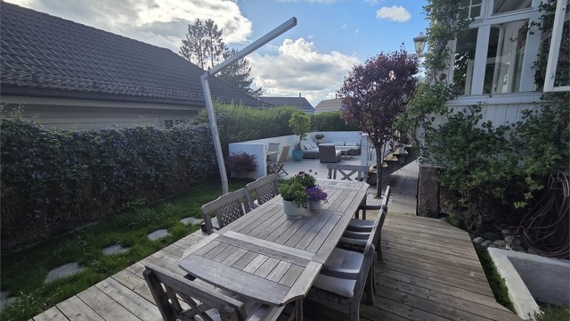 Boligen har flere fine uteplasser og soner, emd god plass til både spisebord og sittegrupper