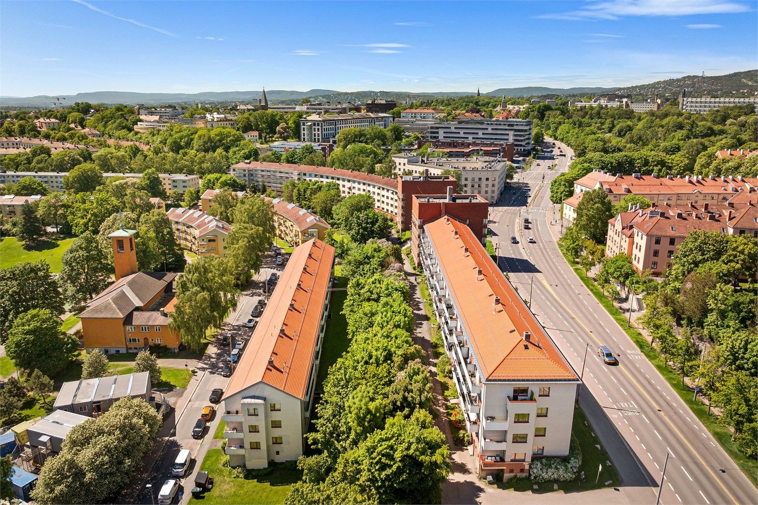 Området byr på en god blanding av byliv og grønne lunger.
