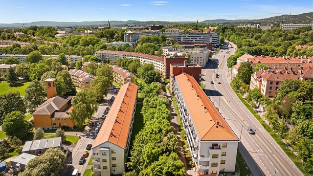 Området byr på en god blanding av byliv og grønne lunger.