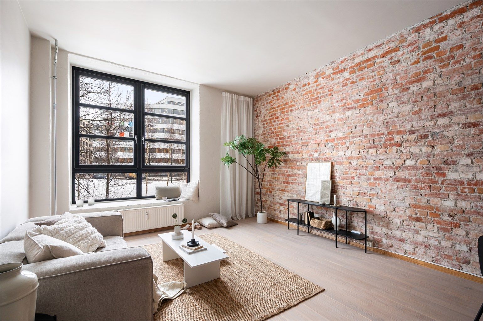 Stuen oppleves som lys og åpen og har svært god størrelse. Boligen er oppgradert i 2026 med nymalte vegger og tak, og nyslipt gulv i regi av fagfolk.